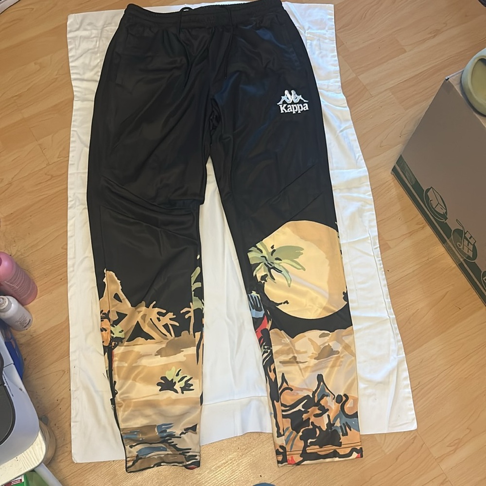 Authentic Kappa men’s joggers with front and back pocket
back pocket has zipper - Picture 6 of 7